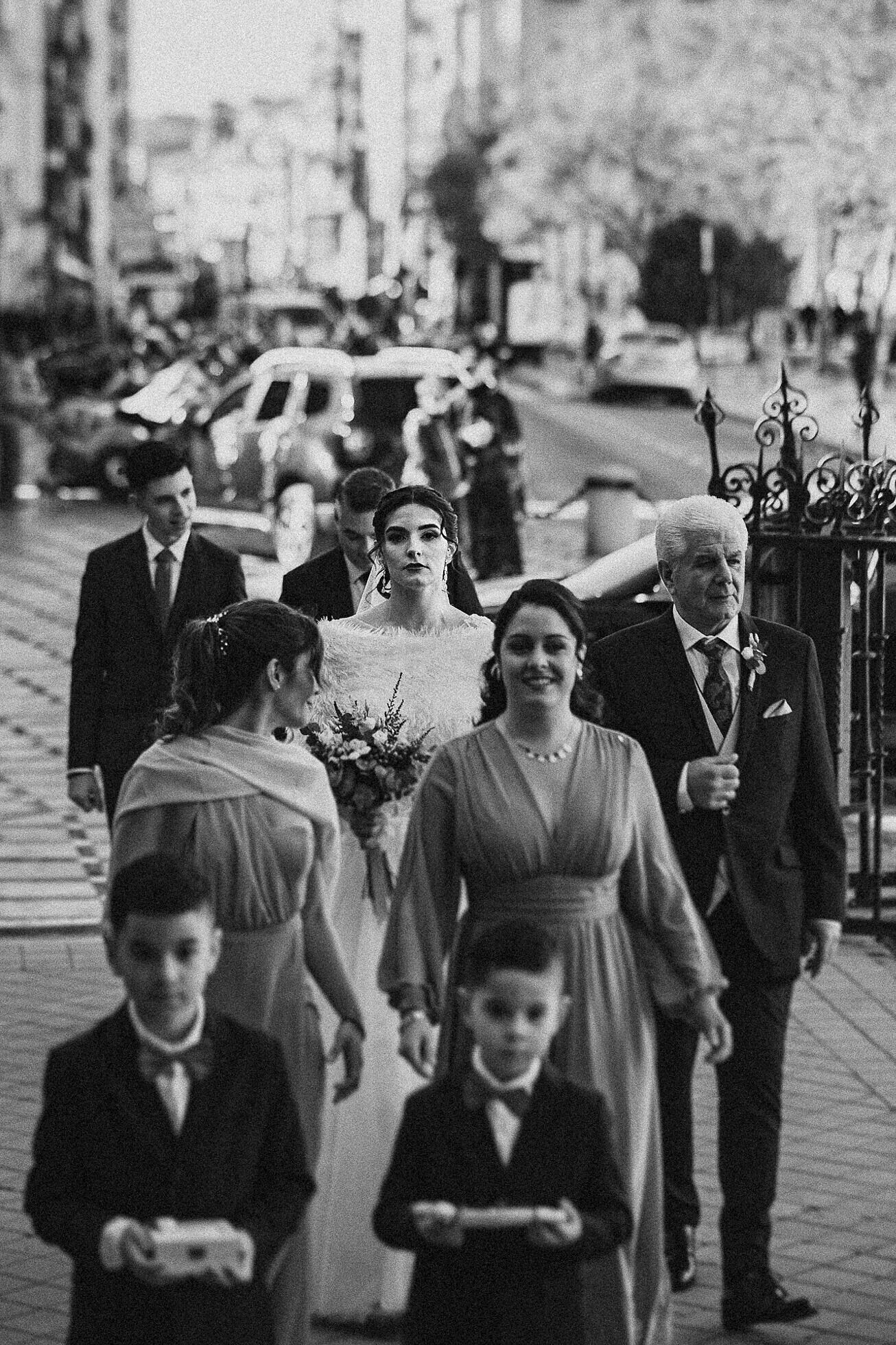 Fran Ortiz Retratista - 230203-isa-fran-230203-isa-fran-boda-granada-novia-blanco-y-negro-fotografia-ortiz-retratista-novio-esperando-santa-ana-sequito.jpg