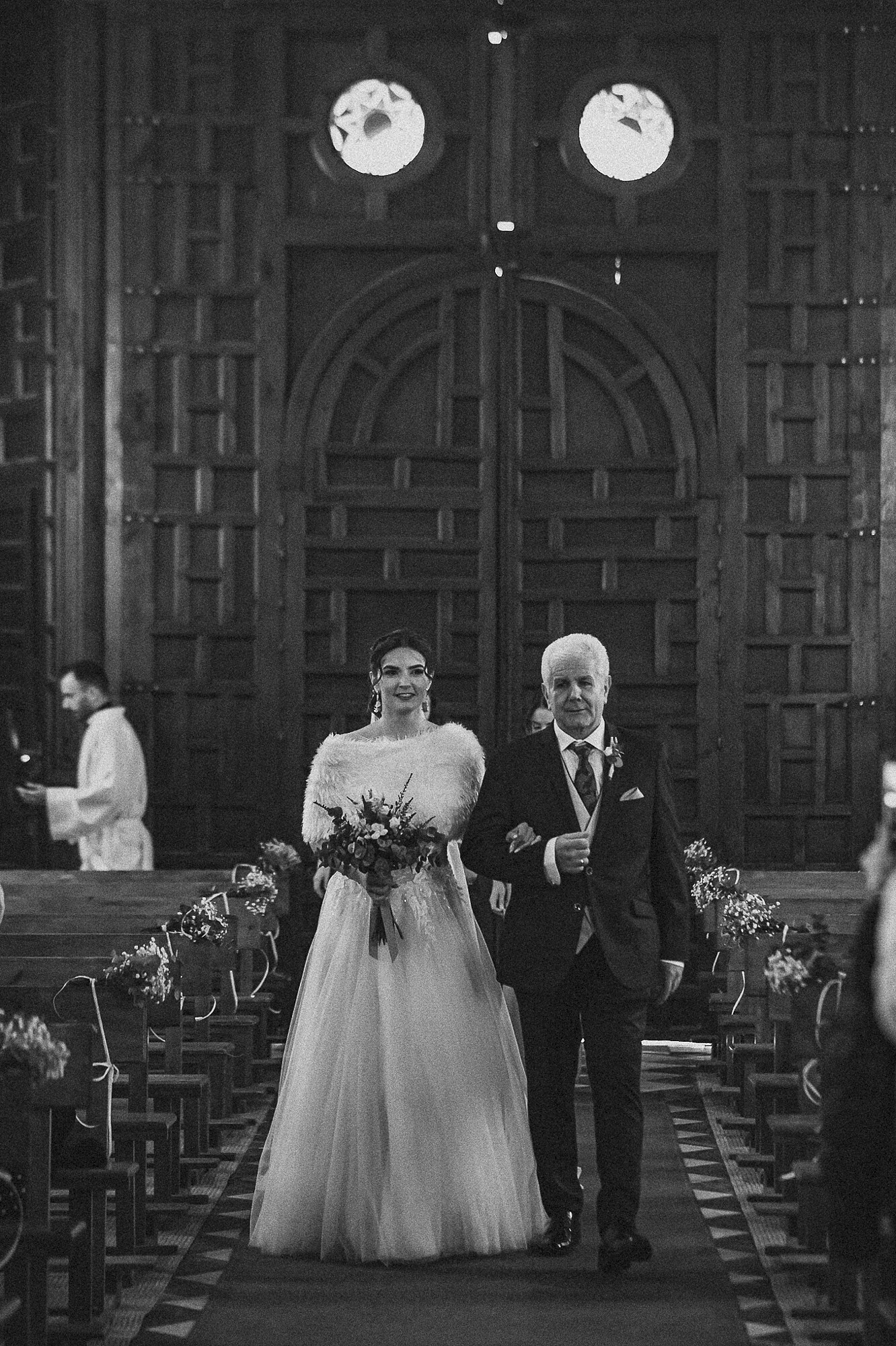 Fran Ortiz Retratista - 230203-isa-fran-boda-granada-novia-blanco-y-negro-fotografia-ortiz-retratista-novio-esperando-santa-ana-sequito-entrada-damas-de-honor-padrino-espectacular.jpg