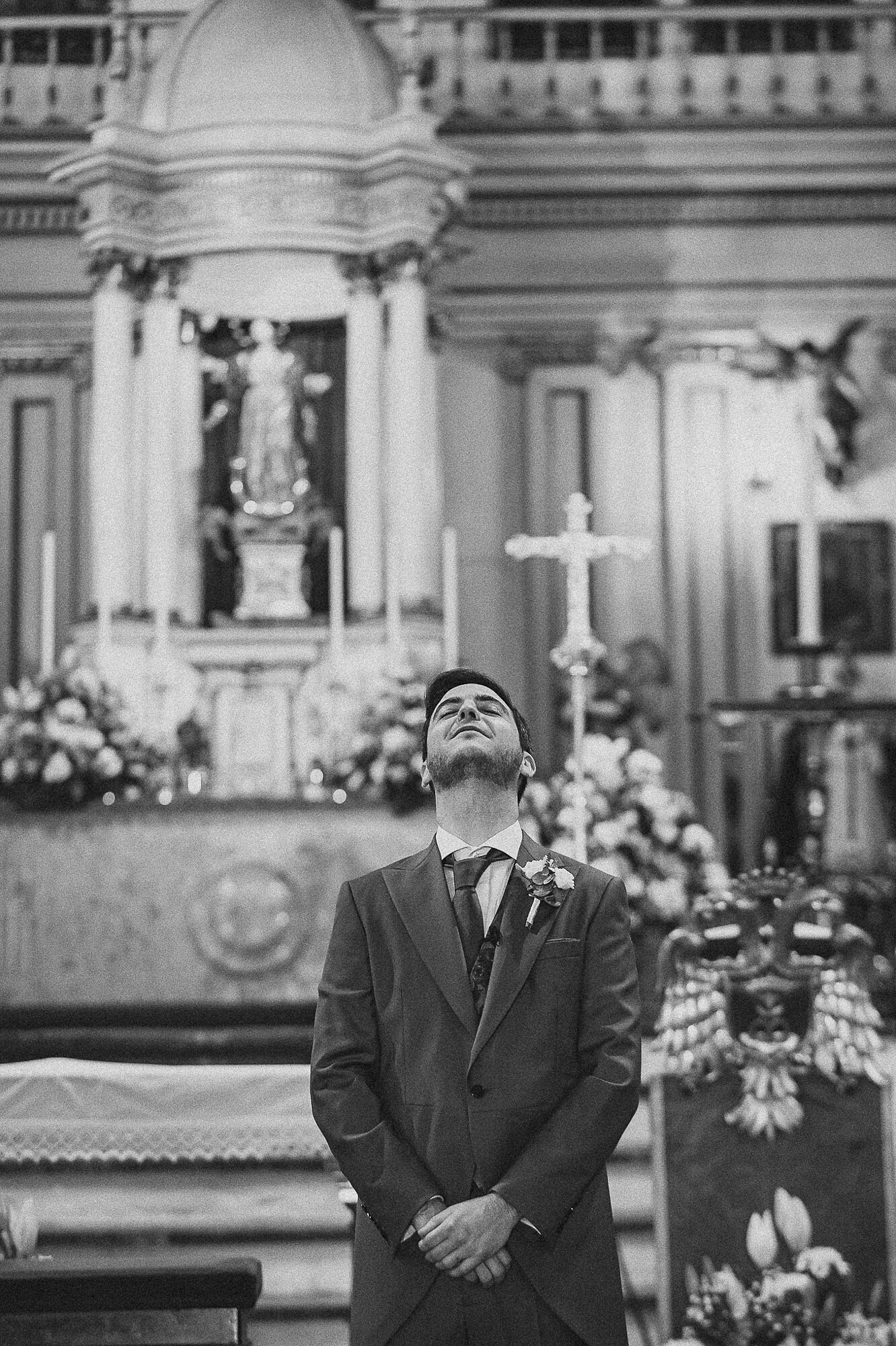 Fran Ortiz Retratista - 230203-isa-fran-boda-granada-novia-blanco-y-negro-fotografia-ortiz-retratista-novio-esperando-santa-ana-sequito-entrada-damas-de-honor-suspiro-emocionante.jpg