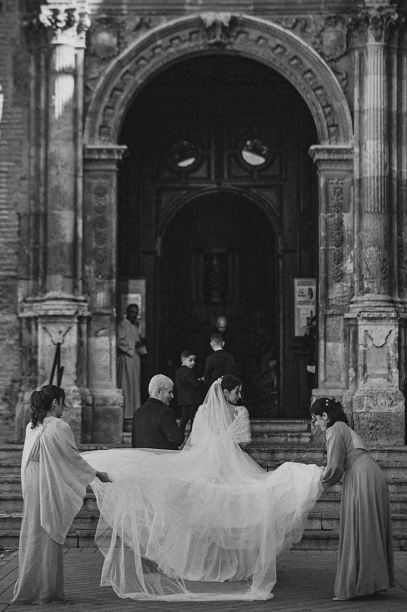 Fran Ortiz Retratista - 230203-isa-fran-boda-granada-novia-blanco-y-negro-fotografia-ortiz-retratista-novio-esperando-santa-ana-sequito-entrada-damas-de-honor.jpg