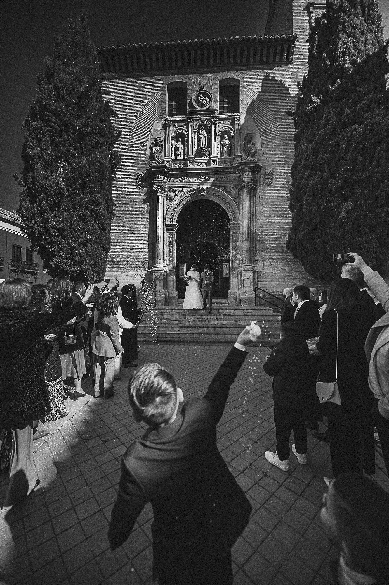 Fran Ortiz Retratista - boda-granada-novia-blanco-y-negro-fotografia-ortiz-retratista-novio-esperando-santa-ana-sequito-entrada-damas-de-honor-salida-arroz-vertical.jpg