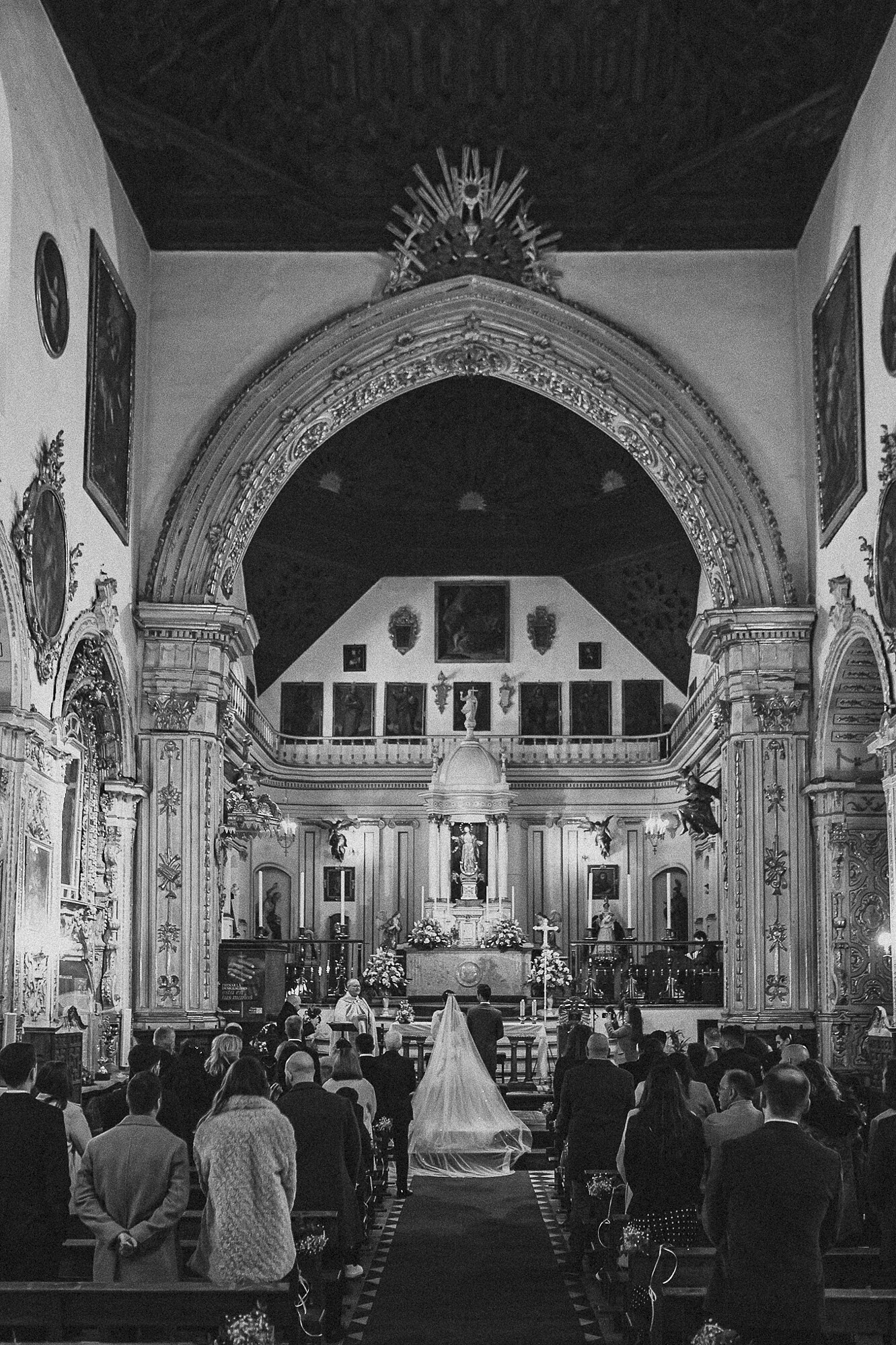 Fran Ortiz Retratista - fran-isa-boda-granada-novia-blanco-y-negro-fotografia-ortiz-retratista-novio-esperando-santa-ana-sequito-entrada-damas-de-honor-santa-ana.jpg